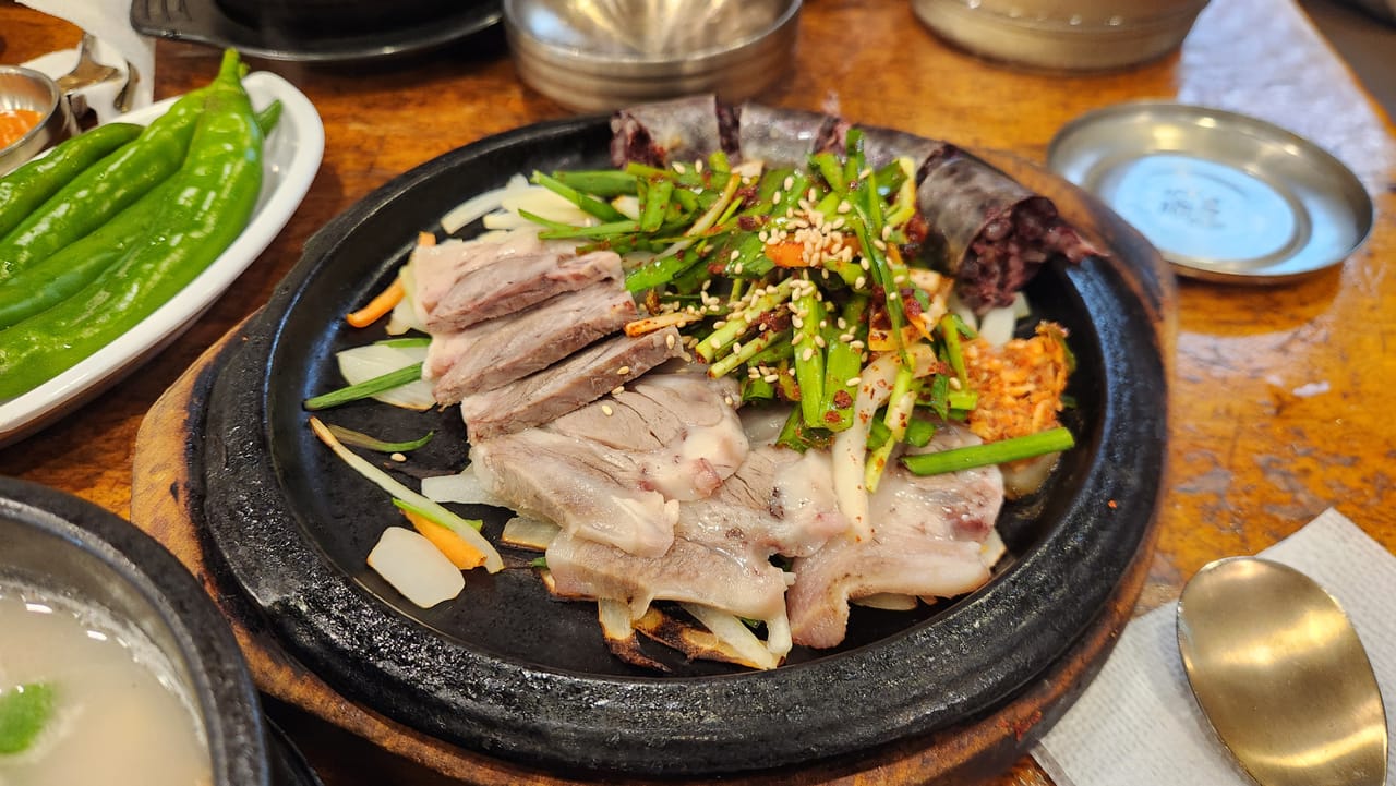 Boiled pork suyuk and Korean sundae with seasoned chives in the Ibukjip set